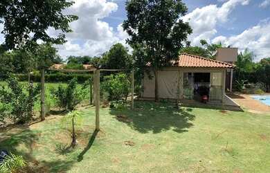 Imagem: A casa possui 3 Dormitórios, 3 Banheiros, 4 Vagas na garagem
