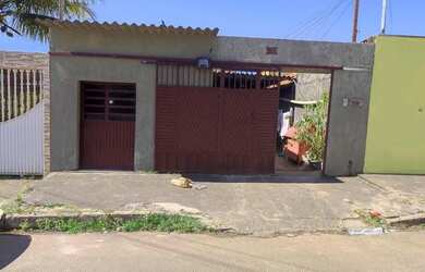 Imagem: A casa possui 3 Dormitórios, 2 Banheiros, 2 Vagas na garagem