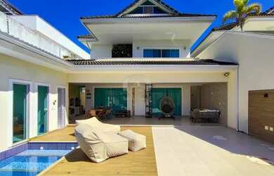 Imagem: A casa em condomínio possui 4 Dormitórios, 5 Banheiros, 2