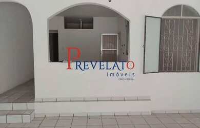 Imagem: A casa possui 3 Dormitórios, 2 Banheiros, 2 Vagas na garagem