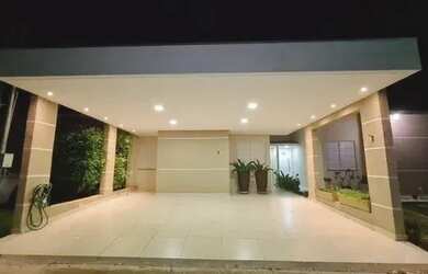 Imagem: A casa possui 4 Dormitórios, 2 Banheiros, 3 Vagas na garagem