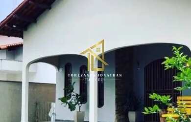 Imagem: A casa possui 3 Dormitórios, 4 Banheiros, 2 Vagas na garagem