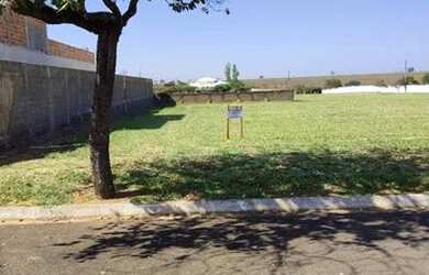 Imagem: O terreno possui 1000m² de Área e Churrasqueira e está localizado