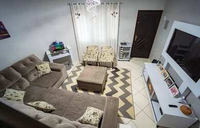 Imagem: A casa possui 3 Dormitórios, 2 Banheiros, 2 Vagas na garagem