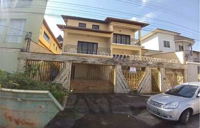 Imagem: A casa possui 4 Dormitórios, 3 Banheiros, 4 Vagas na garagem