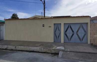 Imagem: A casa possui 3 Dormitórios, 3 Banheiros, 3 Vagas na garagem