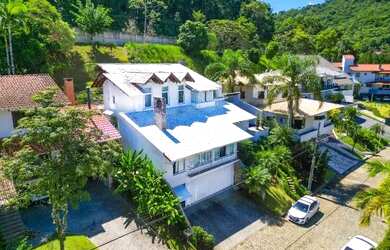 Imagem: A casa em condomínio possui 4 Dormitórios, 4 Banheiros, 3