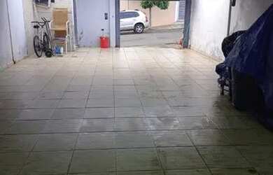 Imagem: A casa possui 2 Dormitórios, 3 Banheiros, 4 Vagas na garagem