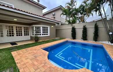 Imagem: A casa em condomínio possui 4 Dormitórios, 4 Banheiros, 4