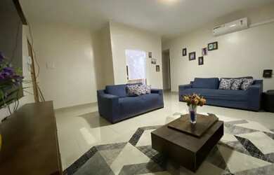 Imagem: A casa possui 3 Dormitórios, 2 Banheiros, 2 Vagas na garagem