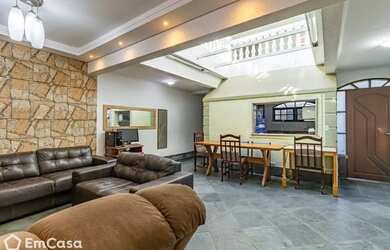 Imagem: A casa possui 4 Dormitórios, 4 Banheiros, 3 Vagas na garagem