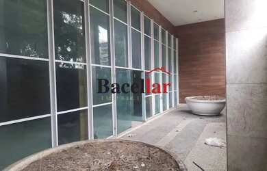 Imagem: O depósito possui 5 Vagas na garagem, 3.216m² de Área e