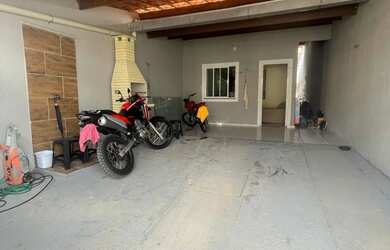 Imagem: A casa possui 2 Dormitórios, 2 Banheiros, 2 Vagas na garagem