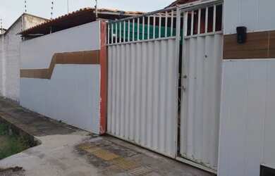 Imagem: A casa possui 2 Dormitórios, 2 Banheiros, 2 Vagas na garagem