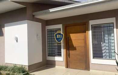 Imagem: A casa possui 3 Dormitórios, 2 Banheiros, 4 Vagas na garagem