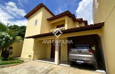 Imagem: A casa possui 4 Dormitórios, 2 Banheiros, 420m² de Área