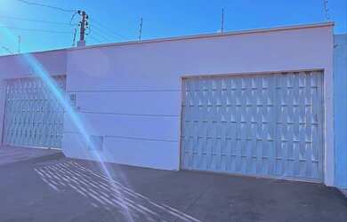 Imagem: A casa possui 3 Dormitórios, 2 Banheiros, 2 Vagas na garagem