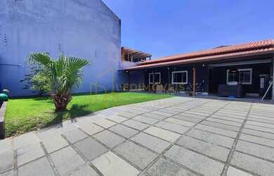 Imagem: A casa possui 3 Dormitórios, 2 Banheiros, 2 Vagas na garagem