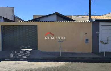 Imagem: A casa possui 2 Dormitórios, 1 Banheiro, 2 Vagas na garagem