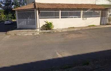 Imagem: A casa possui 4 Dormitórios, 4 Banheiros, 2 Vagas na garagem