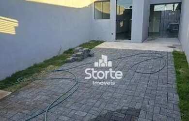 Imagem: A casa possui 3 Dormitórios, 2 Banheiros, 2 Vagas na garagem