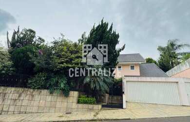 Imagem: A casa possui 3 Dormitórios, 3 Banheiros, 4 Vagas na garagem