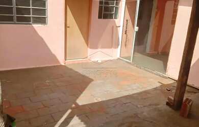 Imagem: A casa possui 2 Dormitórios, 1 Banheiro, 2 Vagas na garagem