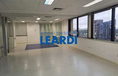 Imagem: O depósito possui 5 Vagas na garagem, 482m² de Área e está