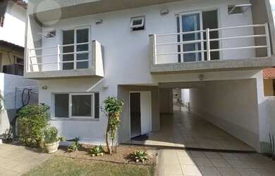 Imagem: A casa possui 4 Dormitórios, 4 Banheiros, 3 Vagas na garagem