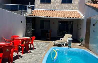 Imagem: A casa possui 5 Dormitórios, Acomodam 14 pessoas e 1 Vaga na