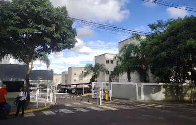 Imagem: O apartamento possui 2 Dormitórios, 1 Banheiro, 1 Vaga na garagem