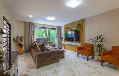 Imagem: A casa possui 3 Dormitórios, 3 Banheiros, 2 Vagas na garagem