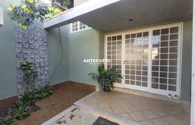 Imagem: A casa possui 3 Dormitórios, 4 Banheiros, 2 Vagas na garagem