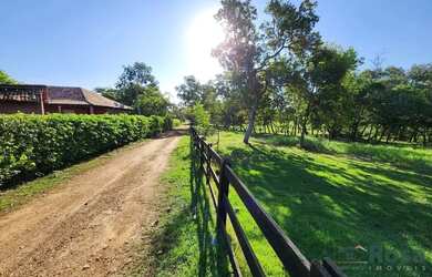 Imagem: A fazenda possui 12m² de Área, Imóvel novo e está localizado