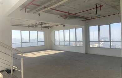 Imagem: O depósito possui 4 Vagas na garagem e 252m² de Área e está