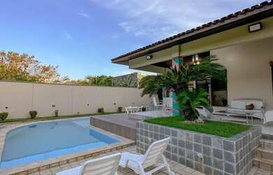 Imagem: A casa possui 4 Dormitórios, 5 Banheiros, 4 Vagas na garagem