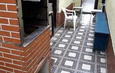 Imagem: A casa possui 2 Dormitórios, 2 Banheiros, 2 Vagas na garagem