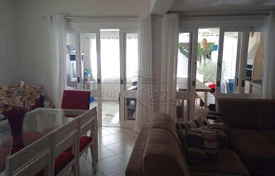 Imagem: A casa em condomínio à venda possui e está localizado em