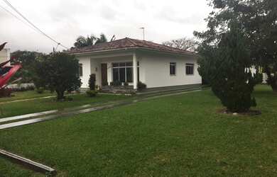 Imagem: A casa possui 4 Dormitórios, 3 Banheiros, 5 Vagas na garagem