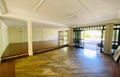 Imagem: A casa possui 4 Dormitórios, 5 Banheiros, 4 Vagas na garagem