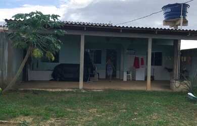 Imagem: A casa possui 2 Dormitórios, 1 Banheiro, 3 Vagas na garagem