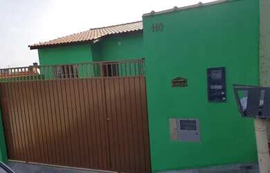 Imagem: A casa possui 2 Dormitórios, 1 Banheiro, 2 Vagas na garagem