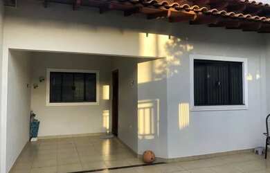 Imagem: A casa possui 3 Dormitórios, 2 Banheiros, 2 Vagas na garagem