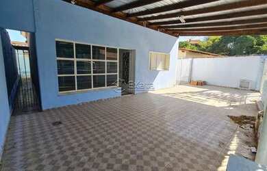 Imagem: A casa possui 2 Dormitórios, 1 Banheiro, 2 Vagas na garagem