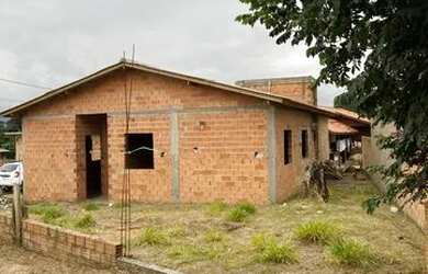Imagem: A casa possui 4 Dormitórios, 2 Banheiros, 1 Vaga na garagem
