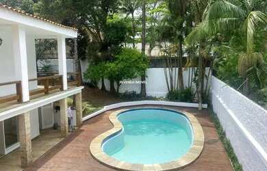 Imagem: A casa possui 4 Dormitórios, 5 Banheiros, 3 Vagas na garagem