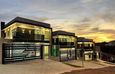 Imagem: A casa possui 3 Dormitórios, 2 Banheiros, 3 Vagas na garagem