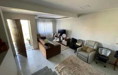 Imagem: A casa possui 3 Dormitórios, 2 Banheiros, 2 Vagas na garagem