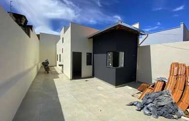 Imagem: A casa possui 2 Dormitórios, 1 Banheiro, 3 Vagas na garagem