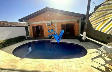 Imagem: A casa possui 4 Dormitórios, 3 Banheiros, 4 Vagas na garagem